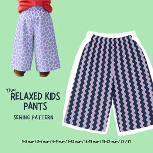 Puede incluir: Un patrón de costura para pantalones relajados para niños. La imagen muestra dos pantalones: uno con un fondo azul claro y patrones morados en forma de corazón, y otro con un diseño a rayas morado y azul marino ondulado. El texto dice "The Relaxed Kids Pants Sewing Pattern."