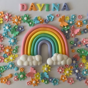 Juego de adornos para tartas de fondant comestible con arcoíris, nombre personalizado y flores