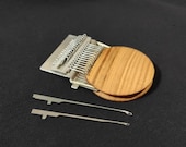 Mini Telaio Per Rammendo Speedweve – Ripara Piccoli Fori Nei Vestiti, 28 Ganci, In Legno E Acciaio, Fai Da Te - 4