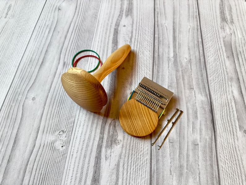 Puede incluir: Un telar de punto de madera con una base circular y un conjunto de agujas de metal. El telar viene acompa&ntilde;ado de dos clavijas de madera y un juego de gomas el&aacute;sticas.