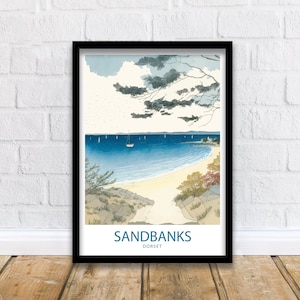 Puede incluir: Una ilustración de acuarela de una escena de playa con un velero en la distancia. La playa es arenosa y el agua es azul. El cielo está nublado y hay árboles en primer plano. El texto "SANDBANKS DORSET" está en la parte inferior de la imagen.