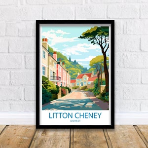 Pode incluir: Uma ilustração colorida de uma cena de rua em Litton Cheney, Dorset. A imagem apresenta uma estrada sinuosa ladeada por casas e árvores, com um céu azul e nuvens brancas no fundo. O texto "Litton Cheney, Dorset" está impresso na parte inferior da imagem.