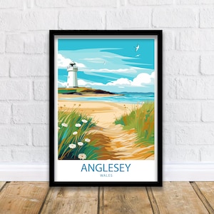 Puede incluir: Una ilustración colorida de un faro en una playa con un camino que conduce a él. El texto "Anglesey Wales" está en la parte inferior de la imagen.