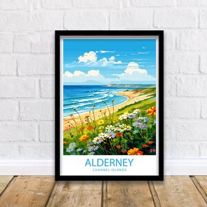 Può includere: Un poster di viaggio colorato che presenta una vista panoramica di una spiaggia con acqua blu, sabbia bianca ed erba verde. Il poster ha il testo "Alderney Channel Islands" in basso.
