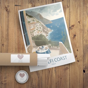 Może przedstawiać: Winietkowy plakat podr&oacute;żniczy przedstawiający kolorową ilustrację nadmorskiego miasta we Włoszech. Na plakacie widnieje napis "LIFI COAST ITALY" u dołu.