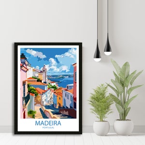 Pu&ograve; includere: Un'illustrazione colorata di un paesaggio urbano a Madeira, Portogallo. L'immagine presenta una strada stretta fiancheggiata da edifici colorati, una chiesa e una vista dell'oceano in lontananza. Il testo "MADEIRA PORTUGAL" &egrave; in basso nell'immagine.