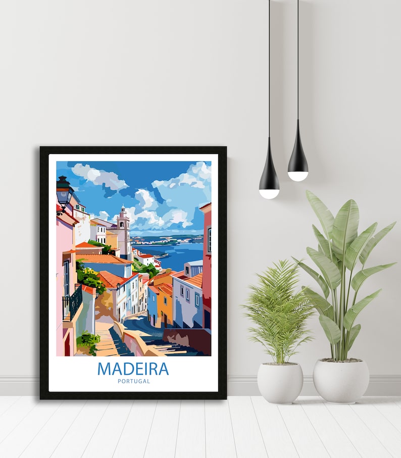 Pu&ograve; includere: Un'illustrazione colorata di un paesaggio urbano a Madeira, Portogallo. L'immagine presenta una strada stretta fiancheggiata da edifici colorati, una chiesa e una vista dell'oceano in lontananza. Il testo "MADEIRA PORTUGAL" &egrave; in basso nell'immagine.