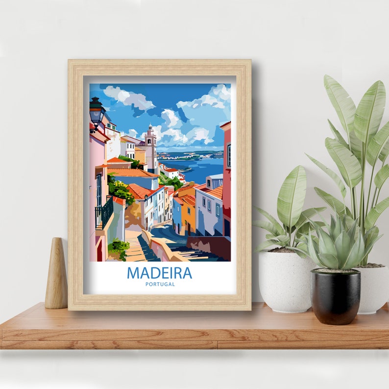 Pu&ograve; includere: Un'illustrazione colorata di un paesaggio urbano a Madeira, Portogallo. L'immagine mostra una strada con edifici su entrambi i lati, che conduce a un specchio d'acqua. Il cielo &egrave; blu con nuvole bianche. Il testo "MADEIRA PORTUGAL" &egrave; in basso nell'immagine.