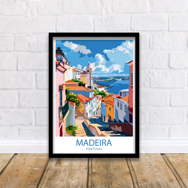 Pu&ograve; includere: Un'illustrazione colorata di un paesaggio urbano a Madeira, Portogallo. L'immagine presenta una strada tortuosa con edifici colorati, una chiesa con un campanile e una vista dell'oceano in lontananza. Il testo "MADEIRA PORTUGAL" &egrave; in basso nell'immagine.