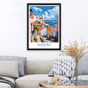 Pu&ograve; includere: Un'illustrazione colorata di un paesaggio urbano a Madeira, Portogallo. L'immagine presenta una strada stretta fiancheggiata da edifici colorati, un cielo blu con nuvole bianche e una vista dell'oceano in lontananza. Il testo "MADEIRA PORTUGAL" &egrave; stampato nella parte inferiore dell'immagine.
