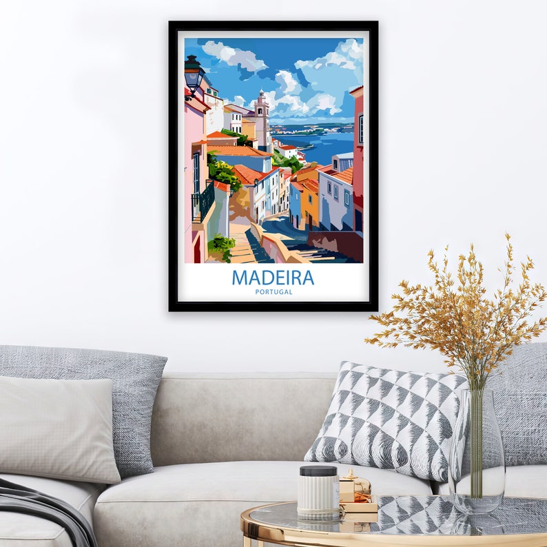 Pu&ograve; includere: Un'illustrazione colorata di un paesaggio urbano a Madeira, Portogallo. L'immagine presenta una strada stretta fiancheggiata da edifici colorati, un cielo blu con nuvole bianche e una vista dell'oceano in lontananza. Il testo "MADEIRA PORTUGAL" &egrave; stampato nella parte inferiore dell'immagine.