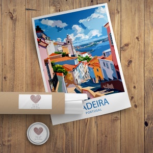 Pu&ograve; includere: Un'illustrazione colorata di una citt&agrave; con edifici e un cielo blu. Il testo "MADEIRA PORTUGAL" &egrave; in basso nell'immagine.