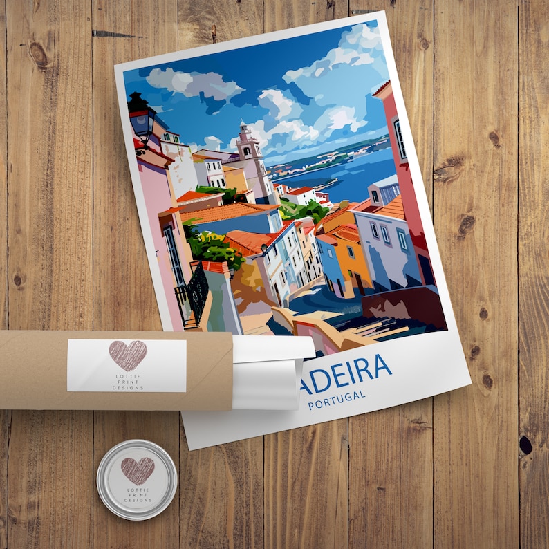 Pu&ograve; includere: Un'illustrazione colorata di una citt&agrave; con edifici e un cielo blu. Il testo "MADEIRA PORTUGAL" &egrave; in basso nell'immagine.