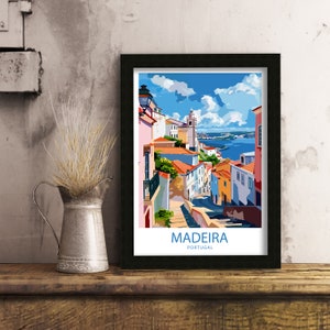 Pu&ograve; includere: Un'illustrazione colorata di un paesaggio urbano a Madeira, Portogallo. L'immagine presenta una strada stretta fiancheggiata da edifici colorati, un cielo blu con nuvole bianche e una vista dell'oceano in lontananza. Il testo "MADEIRA PORTUGAL" &egrave; stampato nella parte inferiore dell'immagine.