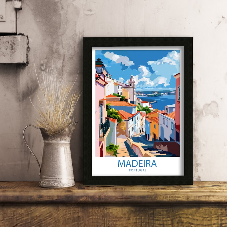 Pu&ograve; includere: Un'illustrazione colorata di un paesaggio urbano a Madeira, Portogallo. L'immagine presenta una strada stretta fiancheggiata da edifici colorati, un cielo blu con nuvole bianche e una vista dell'oceano in lontananza. Il testo "MADEIRA PORTUGAL" &egrave; stampato nella parte inferiore dell'immagine.