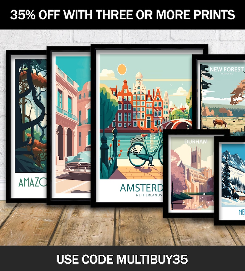 Pu&ograve; includere: Cinque stampe incorniciate di paesaggi urbani e paesaggi. Le stampe sono in cornici nere e sono disposte in fila su una superficie di legno. Il testo "35% OFF WITH THREE OR MORE PRINTS" &egrave; nella parte superiore dell'immagine. Il testo "USE CODE MULTIBUY35" &egrave; nella parte inferiore dell'immagine.