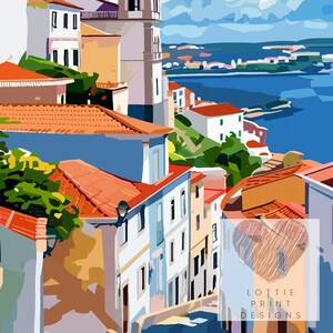 Pu&ograve; includere: Un'illustrazione colorata di una citt&agrave; con edifici, tetti e un'estensione d'acqua blu sullo sfondo. Gli edifici sono dipinti in tonalit&agrave; di arancione, giallo, rosso e blu. L'illustrazione &egrave; intitolata "Lottie Print Designs".