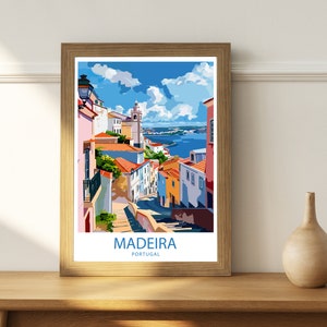 Pu&ograve; includere: Un'illustrazione incorniciata di un paesaggio urbano colorato con un cielo blu e nuvole bianche. Il testo "MADEIRA PORTUGAL" &egrave; in basso nell'immagine.