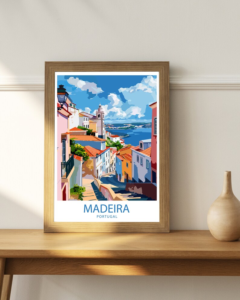 Pu&ograve; includere: Un'illustrazione incorniciata di un paesaggio urbano colorato con un cielo blu e nuvole bianche. Il testo "MADEIRA PORTUGAL" &egrave; in basso nell'immagine.