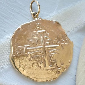 Vintage 14k gold Atocha coin replica pendant, large vintage gold Atocha coin pendant replica, reproduction Atocha coin, custom made jewelry