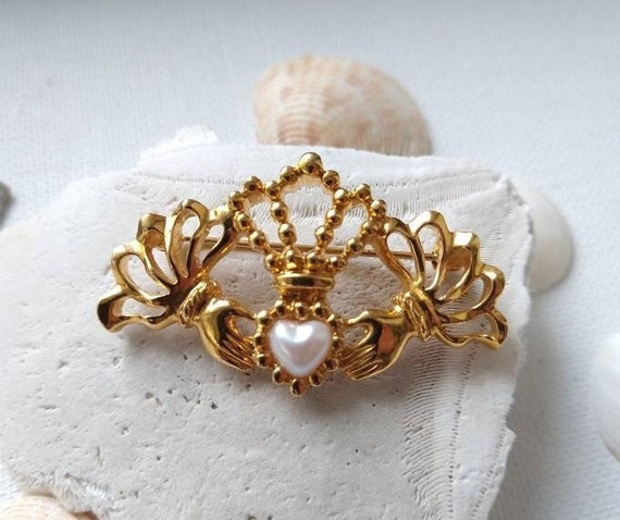 Vintage Gold Plated Avon Claddagh Brooch Hands Holding Heart Brooch Irish Love Token Vintage Avon Brooch Vintage Fashion Jewelry Etsy