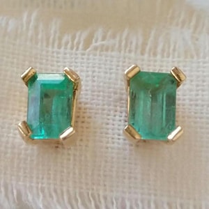 Vintage 18k yellow gold Columbian emerald stud earrings, natural emerald stud earrings, May birthstone, green gemstone, 18k emerald earrings