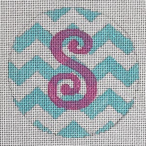 Könnte beinhalten: Eine Gobelin-Leinwand mit einem kreisförmigen Design. Sie zeigt einen magenta Buchstaben "S" in Spiralform, umgeben von türkisfarbenen Zickzackmustern auf weißem Hintergrund.