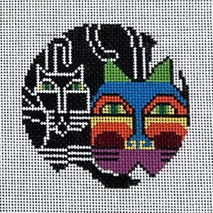 Könnte beinhalten: Eine Stickleinwand mit einem kreisförmigen Motiv aus zwei Katzengesichtern. Eine Katze ist mit weißem Garn auf schwarzem Grund gestickt, während die andere mehrfarbig mit blauen, orangen, gelben und violetten Bereichen auf einem weißen Gitter dargestellt ist.