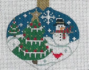 Adorno de muñeco de nieve y árboles, Danji Designs
