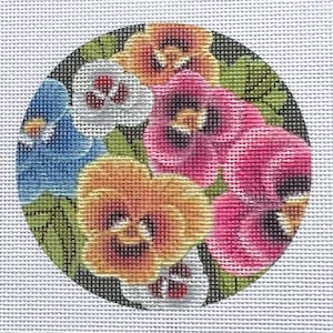 Könnte beinhalten: Rundes Kreuzstichmuster mit einem Strauß bunter Stiefmütterchen. Die Blumen sind in Blau-, Weiß-, Orange- und Rosatönen gehalten, mit grünen Blättern auf schwarzem Hintergrund. Der Kreuzstich befindet sich auf weißem Stoff.