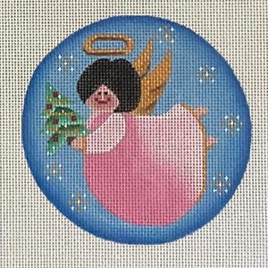 Könnte beinhalten: Runder Weihnachtsschmuck mit einem handgemalten Engel. Der Engel hat schwarzes Haar, ein rosa Kleid und goldene Flügel und Heiligenschein. Sie hält einen grünen Weihnachtsbaum. Der Hintergrund ist blau mit weißen Sternen.