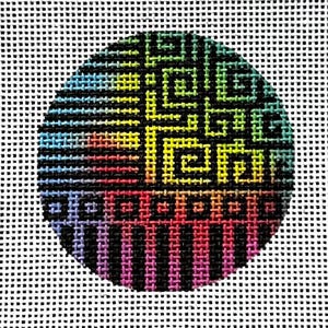 Könnte beinhalten: Ein rundes Nadelbild mit schwarzem Hintergrund und einem bunten geometrischen Muster. Das Muster zeigt einen Regenbogen aus Farben, darunter Rot, Orange, Gelb, Grün, Blau, Indigo und Violett. Das Design ist von einem weißen Rand umgeben.