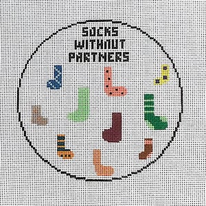 Könnte beinhalten: Ein kreisförmiges Design mit dem Text "SOCKS WITHOUT PARTNERS" in Schwarz. Das Design zeigt verschiedene bunte Socken, darunter blaue, grüne, rote und gelbe, die im Inneren des Kreises angeordnet sind.