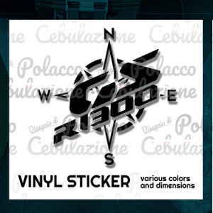 Könnte beinhalten: Schwarz-weißer Vinyl-Aufkleber mit Kompass-Design und dem Text "GS R1300" in fetter Schrift. Der Aufkleber ist mit "VINYL STICKER various colors and dimensions" beschriftet.