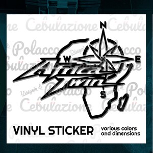 Può includere: Adesivo in vinile bianco e nero con il testo "Africa Twin" e una rosa dei venti. L'adesivo ha la forma del continente africano. Il testo "VINYL STICKER various colors and dimensions" è sotto l'adesivo.