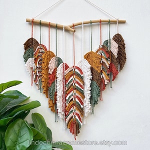 Colgante de pared rústico de hojas de macramé hecho a mano, colgante de pared de plumas de macramé, colgante de pared de hojas para guardería, arte de pared de macramé, regalo para casa nueva