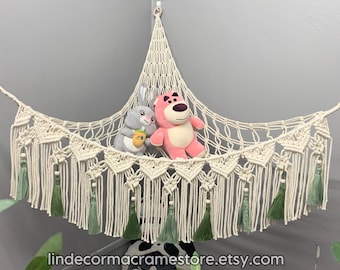 Macramé knuffelhangmat: boho kinderkamerdecoratie