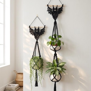 2-vånings fladdermusblomshängare, makramé fladdermusväggdekor, boho fladdermusblomshållare, gotisk dekor, kuslig säsongsdekor, häxig rumsdekor, häxgåvor
