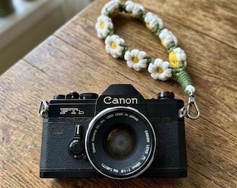 Dragonne bohème fleurie pour appareil photo, porte-clés marguerite en macramé, cadeau de Noël pour elle