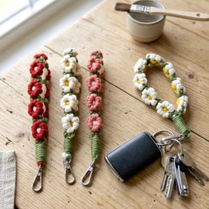 Makramee Armband Blume Schlüsselanhänger, Boho Gänseblümchen Blume Handyschlaufe, einzigartiges Muttertagsgeschenk