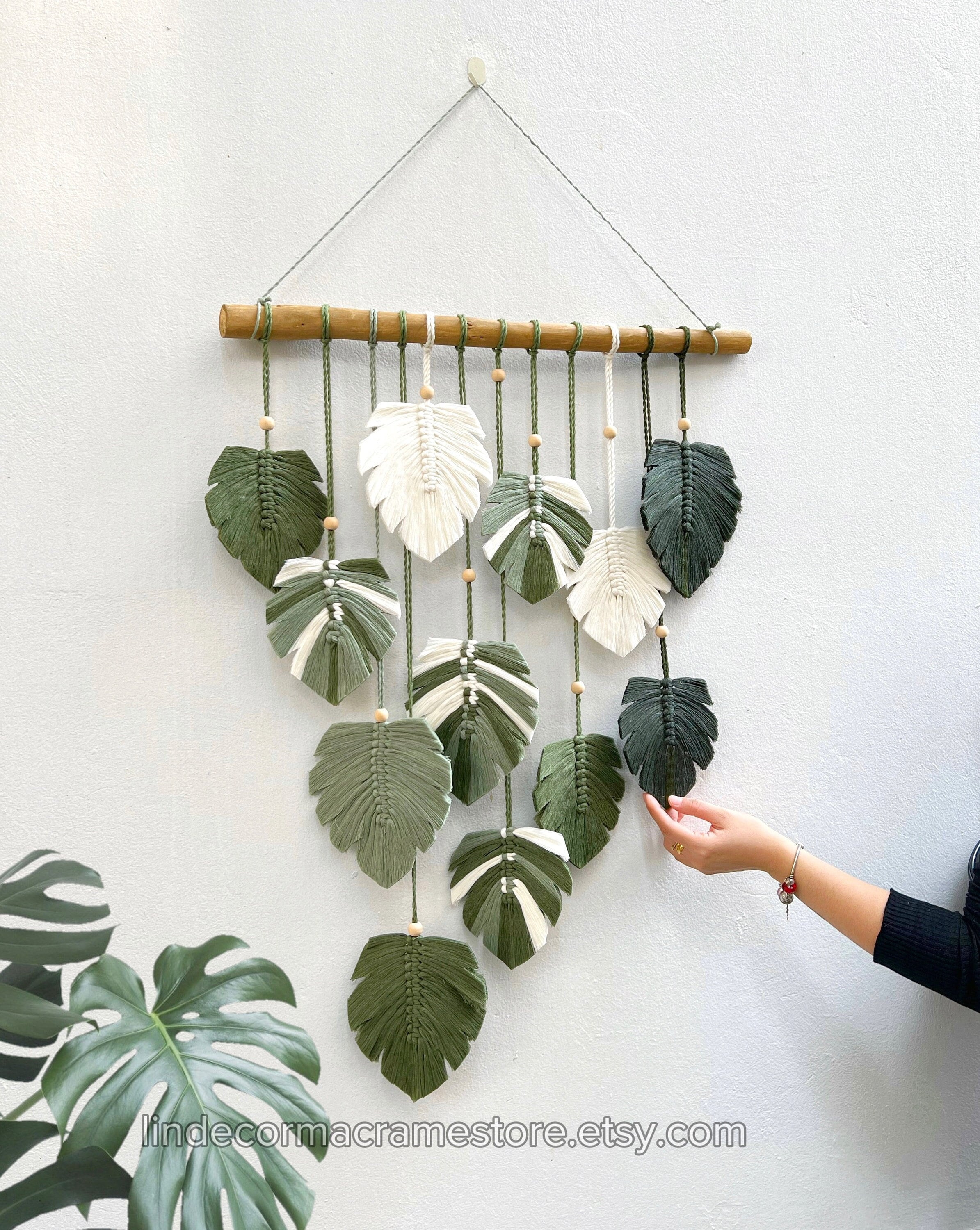 Decoração de parede artesanal com folhas de Monstera, decoração de parede em macramê com folhas verdes, decoração escandinava, decoração boho para berçário, presente para casa nova, presente para o Dia das Mães