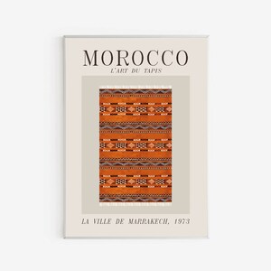 Puede incluir: Un póster vintage con el texto "MOROCCO L'ART DU TAPIS LA VILLE DE MARRAKECH, 1973" y una alfombra marroquí colorida con patrones geométricos.