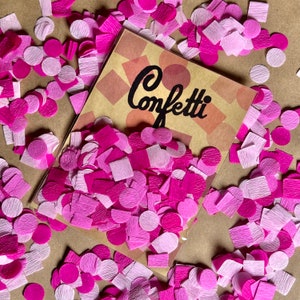 O pacote de confete em rosa