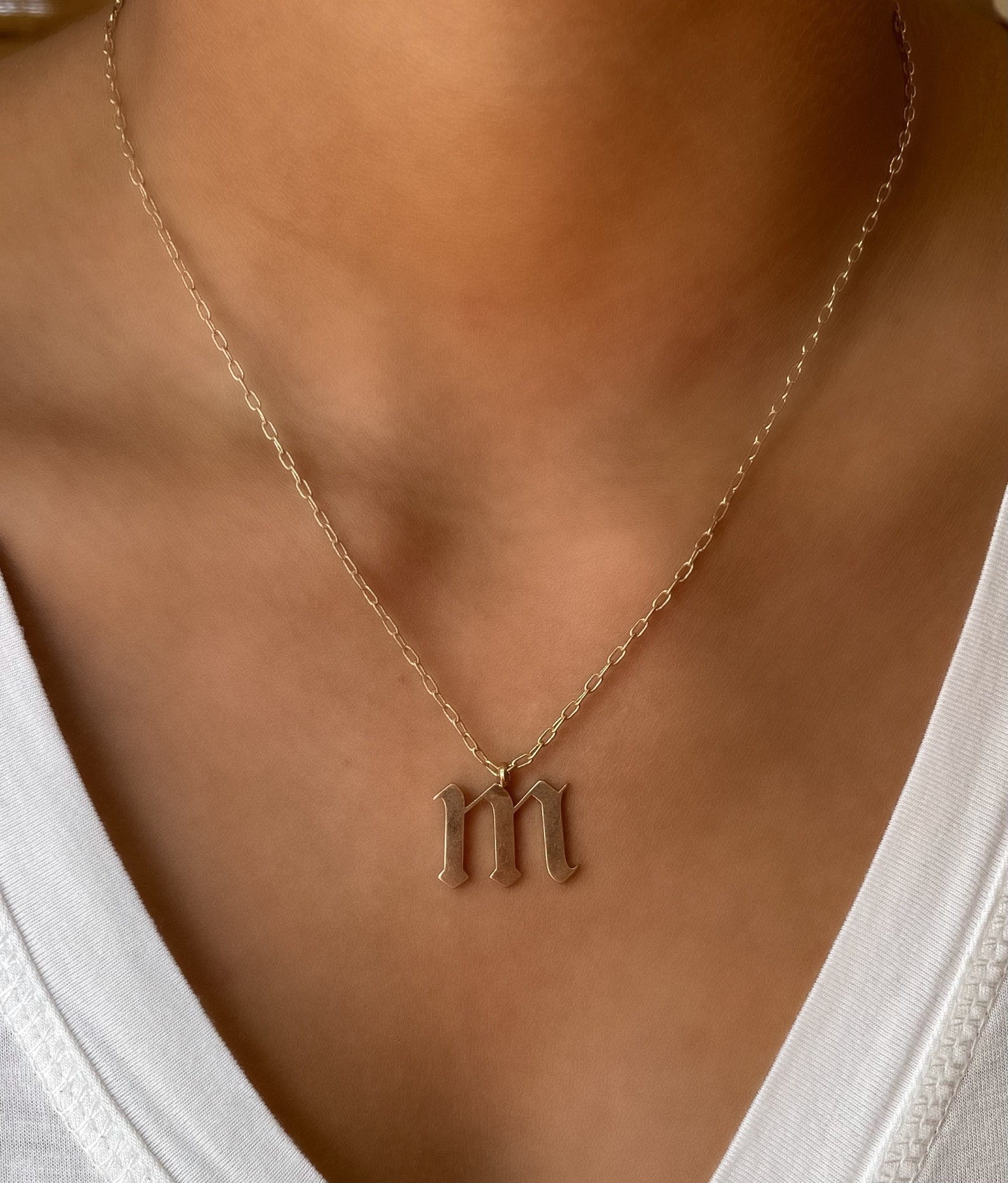 Collier initial anglais ancien Collier initial gothique  Etsy