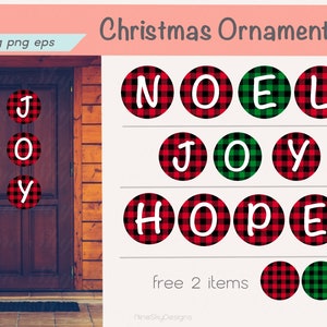 Pode incluir: Adornos de Natal em xadrez vermelho e verde com as palavras "NOEL", "JOY" e "HOPE" em letras brancas. Os adornos estão disponíveis em arquivos SVG, PNG e EPS. 2 itens grátis.