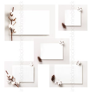 Pode incluir: Uma coleção de cartões brancos em branco dispostos sobre um fundo cinza claro, adornados com ramos de algodão e pinhas. A composição minimalista evoca uma estética natural e rústica, adequada para papelaria ou design de convites.