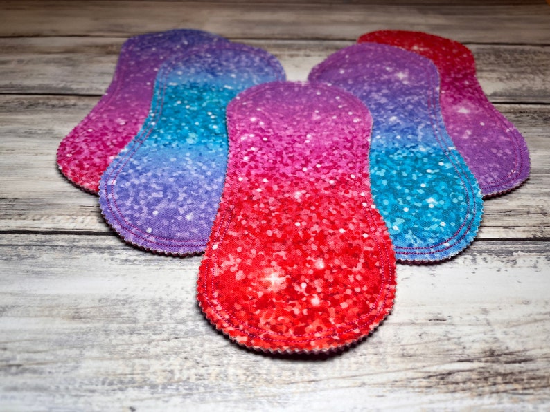 Lot de 5 protège-slips réutilisables lavables sans ailes de 6 à 9 pouces, protection féminine légère, protège-slip quotidien, tampons en tissu respectueux de l'environnement, support de bonnet rainbow glitter