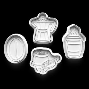 Puede incluir: Cuatro cortadores de galletas de plástico blanco con formas relacionadas con el café. Las formas incluyen un grano de café, una cafetera italiana, una taza de café para llevar con vapor y una bolsa de granos de café con una cuchara.