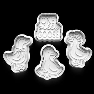 Może przedstawiać: Cztery białe plastikowe wykrawacze do ciastek w kształcie gęsi. Jeden wykrawacz ma napis "ONE silly GOOSE" w kształcie chmury. Pozostałe trzy wykrawacze mają kształt gęsi, jeden ze wstążką, jeden z kapeluszem i jeden z prostym konturem.