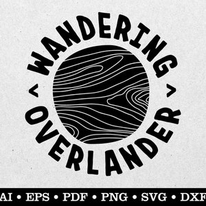 Puede incluir: Diseño gráfico en blanco y negro con la frase "WANDERING OVERLANDER" dispuesta en círculo. El diseño incluye un patrón central circular de vetas de madera. Opciones de formato de archivo debajo.